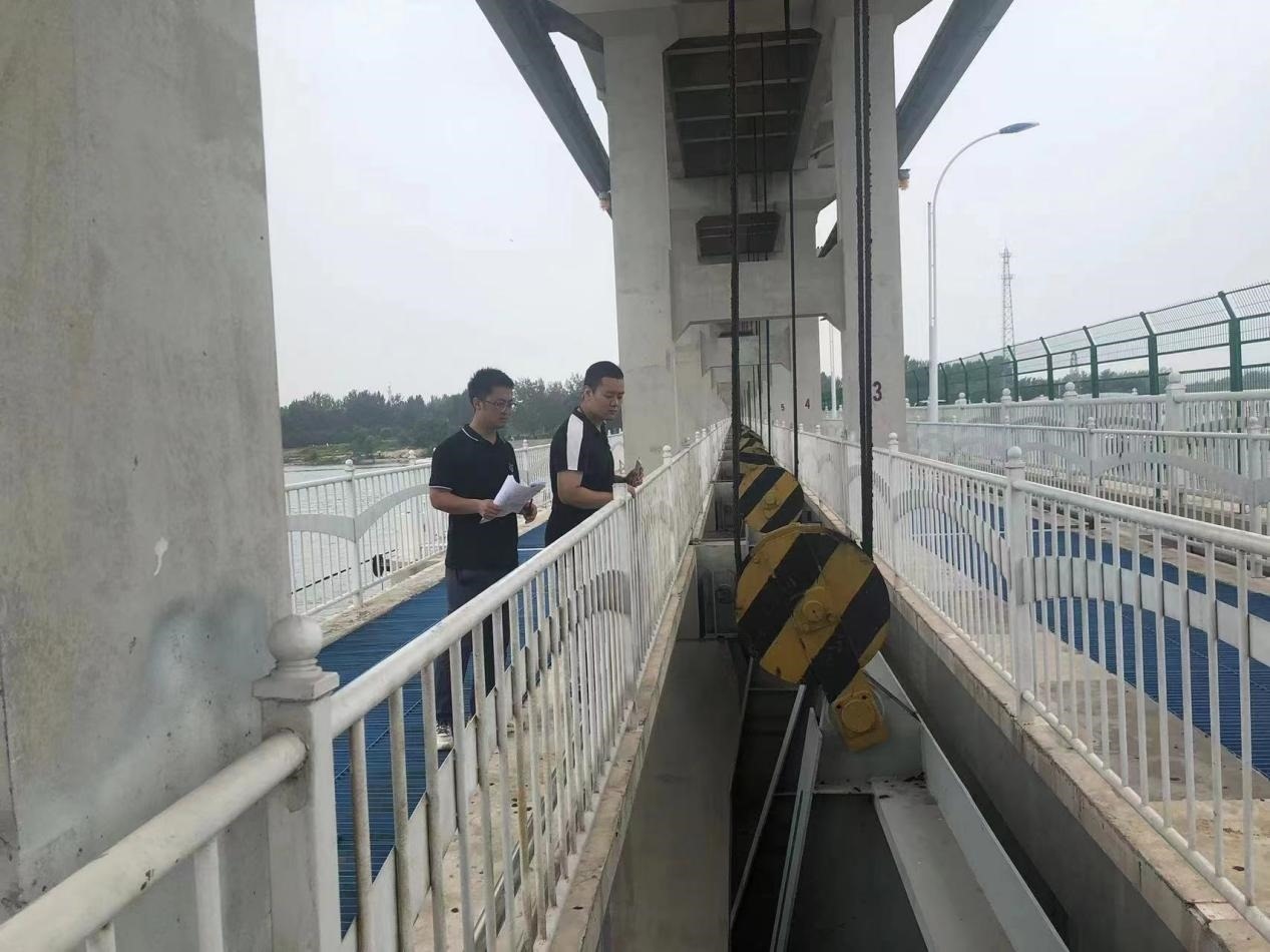 海委海河下游管理局獨(dú)流減河進(jìn)洪閘管理處工作人員檢查水閘閘門啟閉機(jī)。受訪者供圖