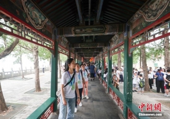 圖為學(xué)員們游覽長廊。<a target='_blank' href='/'><p align=