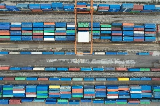 在廣州東部公鐵聯(lián)運(yùn)樞紐（增城西站），工作人員在進(jìn)行集裝箱轉(zhuǎn)運(yùn)工作。廣州交通投資集團(tuán)有限公司供圖