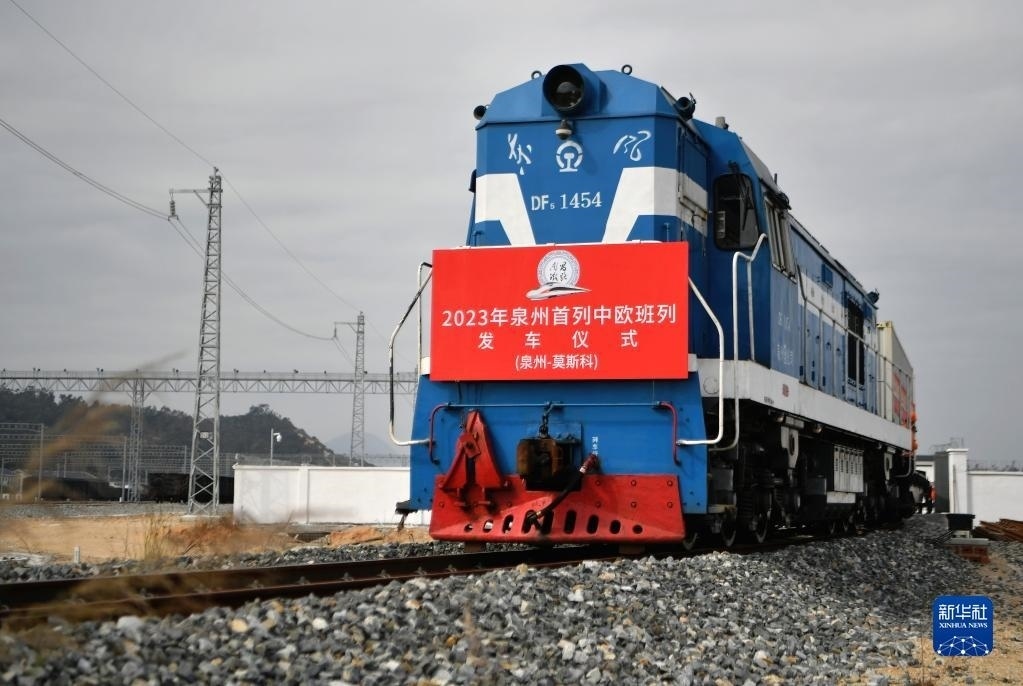 2月3日，中歐班列駛出興泉鐵路黃塘站。當(dāng)日，滿載著55個集裝箱的中歐班列，從位于福建泉州惠安縣的興泉鐵路黃塘站駛出。這是泉州今年開出的首趟中歐班列，也是興泉鐵路開通后的首趟泉州中歐班列。據(jù)了解，此次班列裝載產(chǎn)品主要來自泉州進出口企業(yè)，貨重601.4噸，貨值約262.5萬美元。新華社記者 魏培全 攝