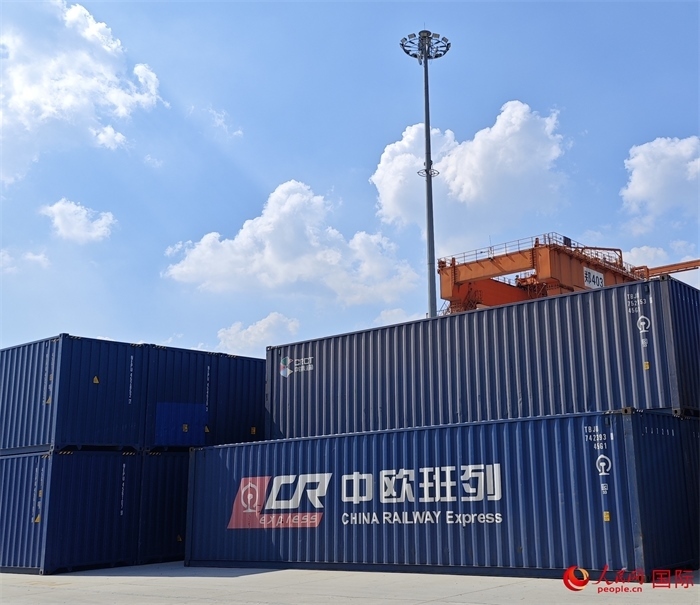 8月3日，中歐班列（中豫號(hào)）集裝箱在鄭州車站海關(guān)等候查驗(yàn)。人民網(wǎng) 崔譯戈攝