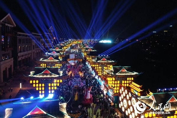 廣西南寧市良慶區(qū)的“南寧之夜”街區(qū)燈火璀璨。人民網(wǎng) 王勇攝