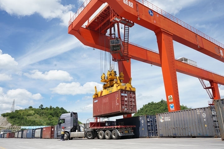 在貴陽(yáng)國(guó)際陸港，正在作業(yè)的龍門(mén)吊。貴陽(yáng)綜保區(qū)供圖