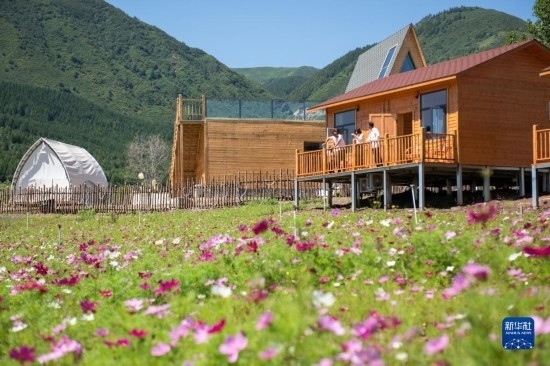 8月12日，游客在寧夏固原市涇源縣大灣鄉(xiāng)楊嶺村的民宿聊天。新華社記者 李旭倫 攝