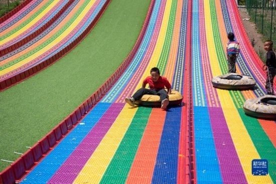 8月12日，小朋友在寧夏固原市涇源縣大灣鄉(xiāng)楊嶺村玩耍。新華社記者 李旭倫 攝