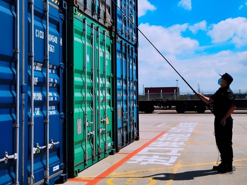 關(guān)員利用工業(yè)內(nèi)窺鏡檢查箱號、鎖號、封志情況。人民網(wǎng)記者 栗翹楚攝