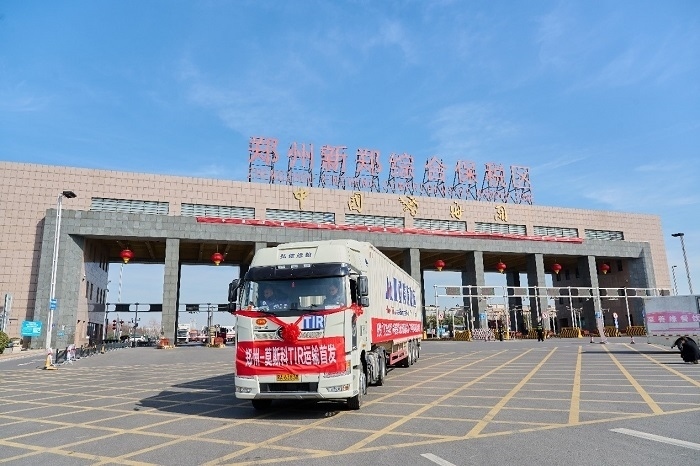 2023年2月20日，鄭州—莫斯科TIR運輸首發(fā)車輛駛出鄭州新鄭綜合保稅區(qū)。新鄭海關供圖