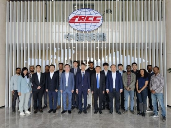 中國土木福州設(shè)計(jì)院埃塞分院團(tuán)隊(duì)合影。受訪對(duì)象供圖