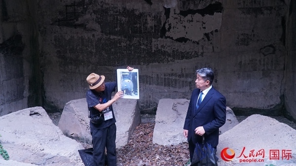 毒氣島歷史研究所事務(wù)局長山內(nèi)正之在毒氣儲存遺址為大家介紹日軍發(fā)動毒氣戰(zhàn)的罪證。人民網(wǎng) 蔣曉辰攝