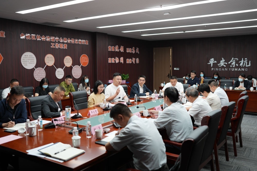 浙江省信訪局領(lǐng)導(dǎo)和相關(guān)領(lǐng)導(dǎo)組成的下訪團(tuán)在杭州市余杭區(qū)社會治理中心接受群眾上訪（5月25日攝）。新華社記者 翁忻旸 攝