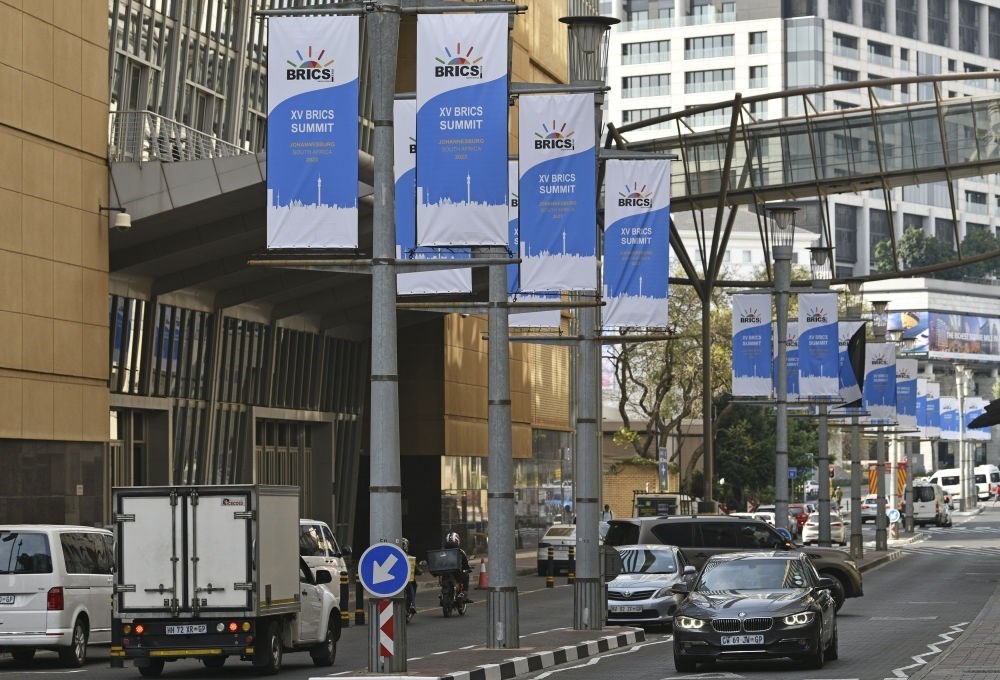 這是8月17日在南非約翰內(nèi)斯堡拍攝的金磚峰會條幅。金磚國家領(lǐng)導(dǎo)人第十五次會晤將于南非約翰內(nèi)斯堡舉行。新華社記者 陳誠 攝