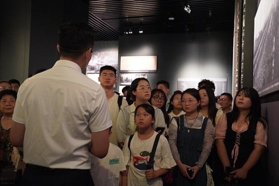 （講解員為記者團同學們講述歷史。北京舞蹈學院 全峻汐攝