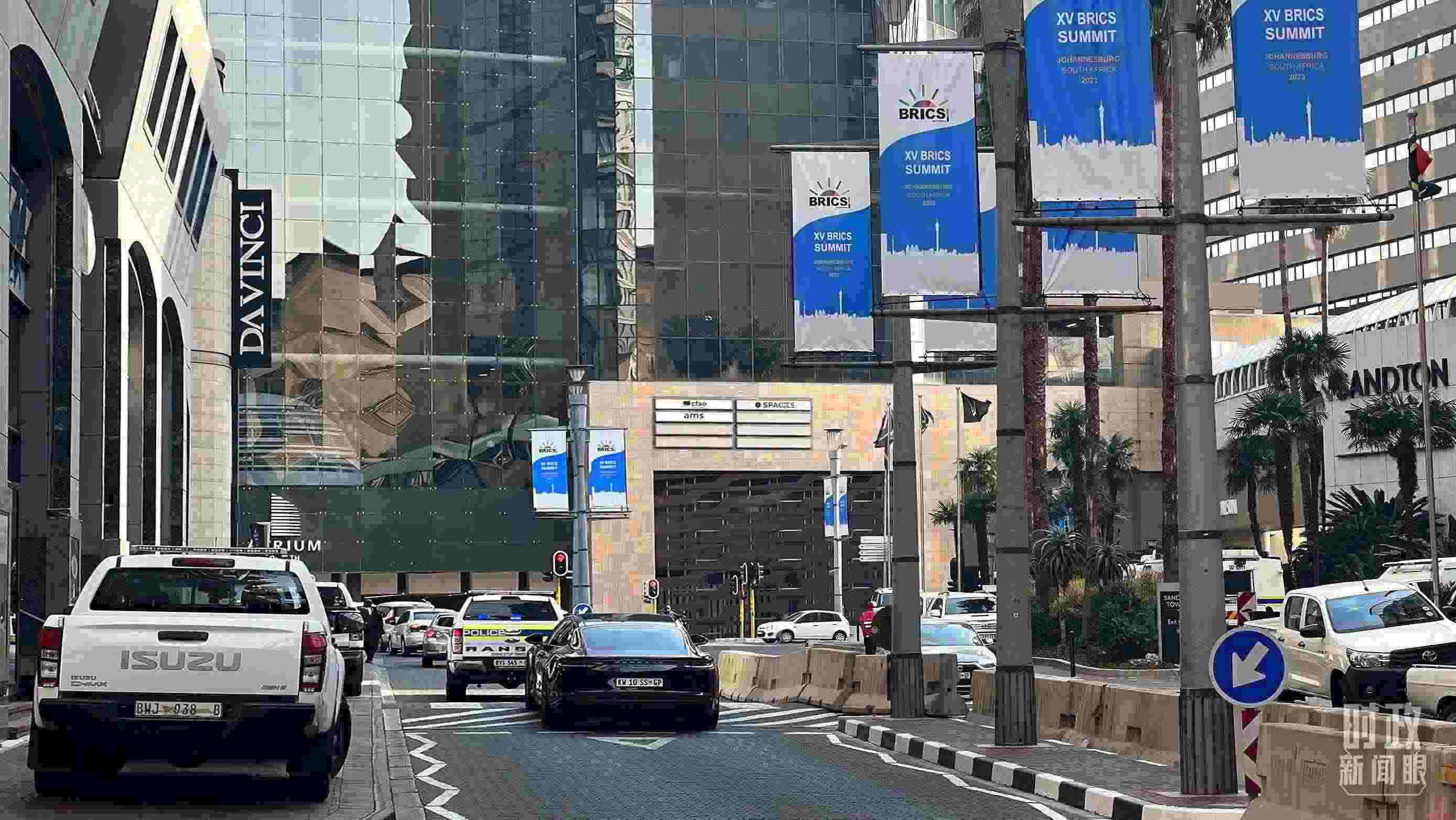 △約翰內(nèi)斯堡，街頭懸掛金磚峰會條幅。（總臺央視記者韓銳拍攝）