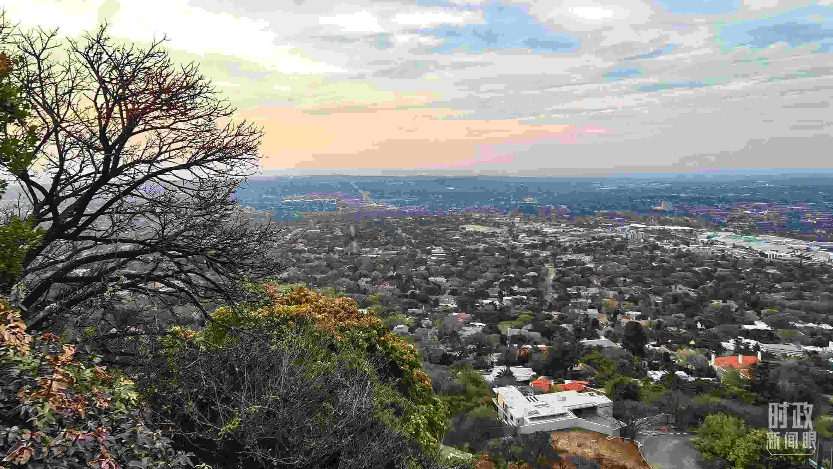 △ 俯瞰南非約翰內(nèi)斯堡。（總臺央視記者韓銳拍攝）