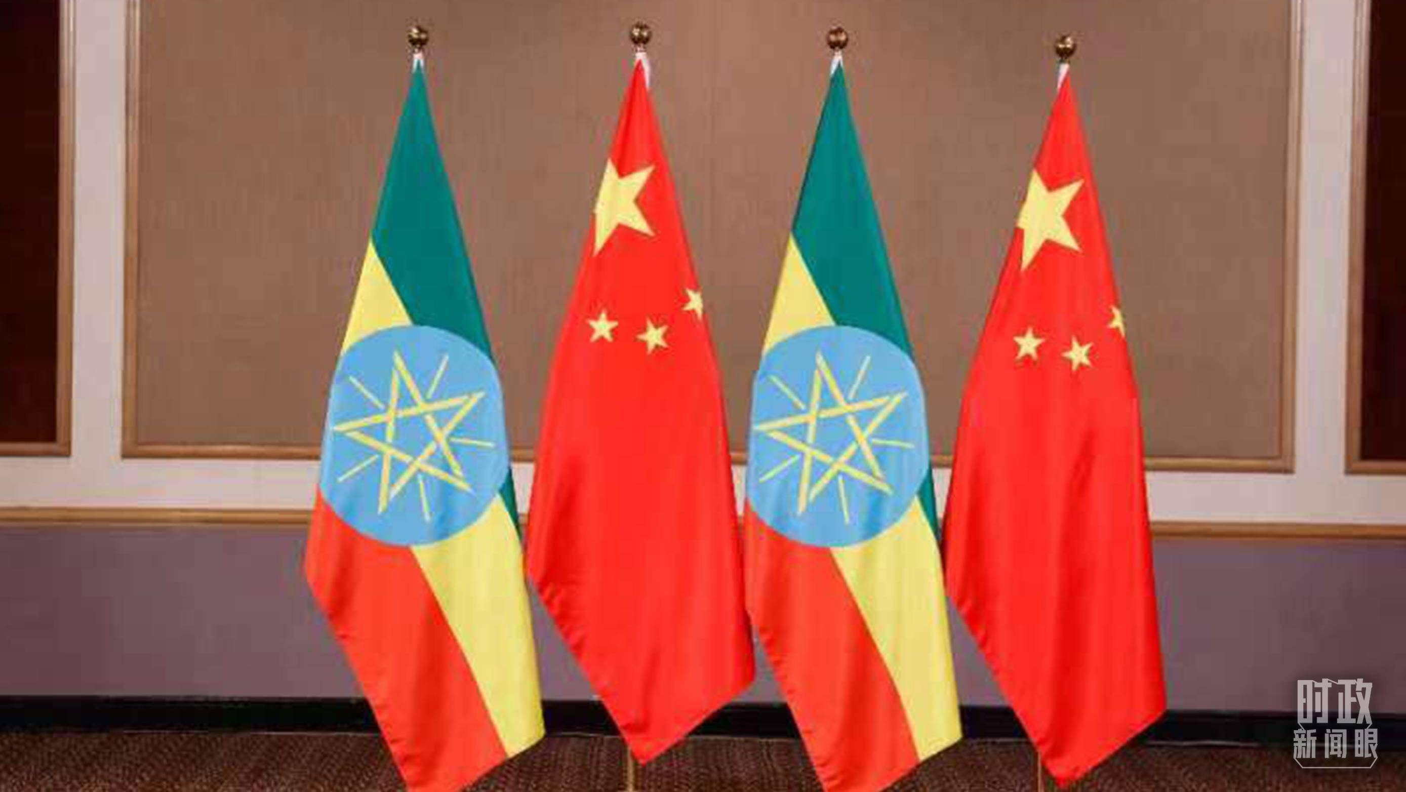 △會見現(xiàn)場的中國、埃塞兩國國旗。（總臺央視記者耿小龍拍攝）