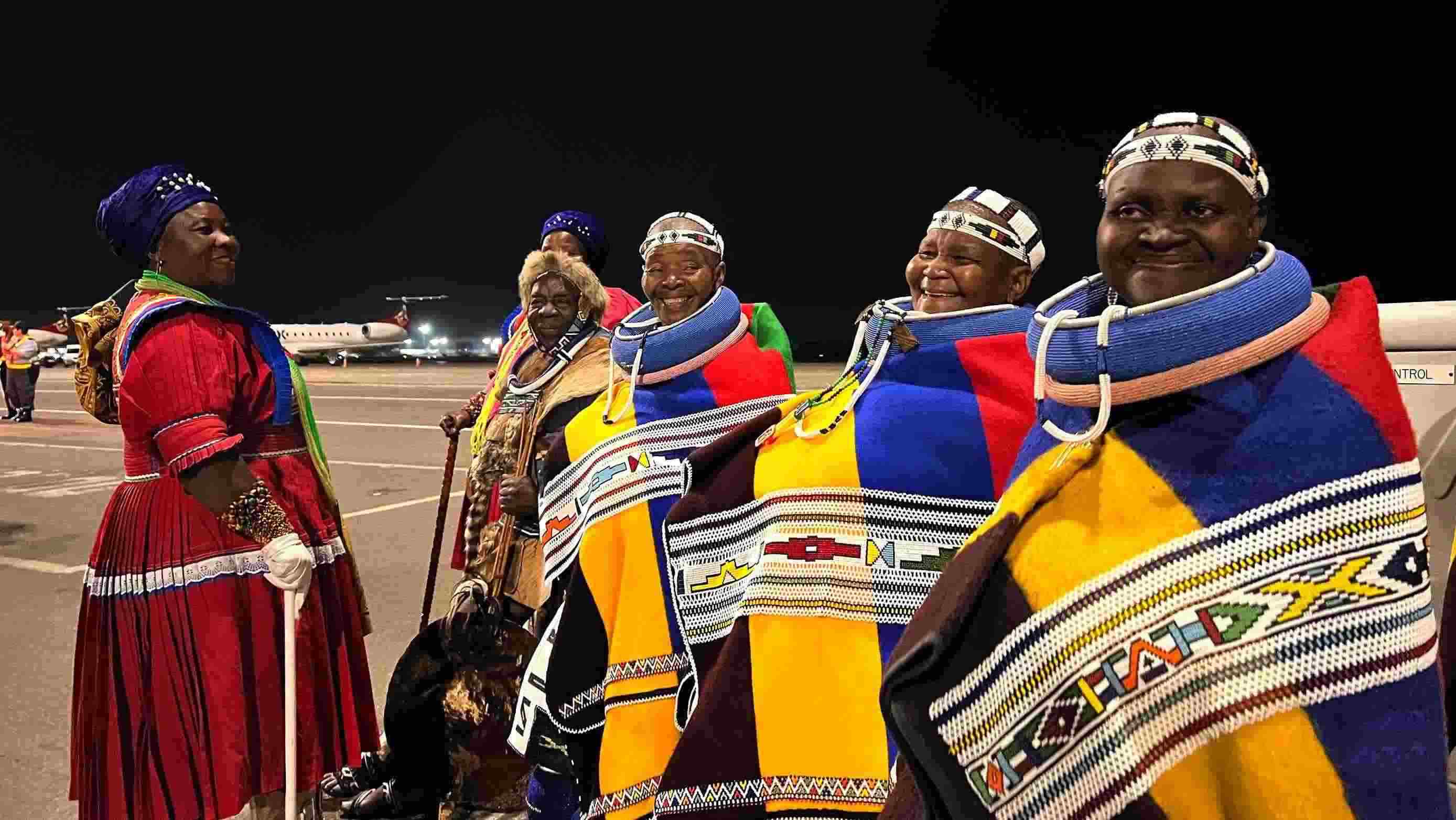 當(dāng)?shù)貢r(shí)間2023年8月21日晚，習(xí)近平主席乘坐的專機(jī)抵達(dá)南非約翰內(nèi)斯堡坦博國(guó)際機(jī)場(chǎng)，這是身穿民族服飾迎接的當(dāng)?shù)厝罕姟? width=