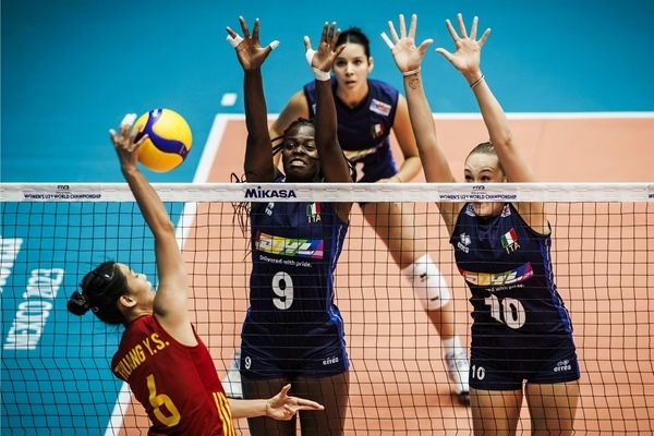 中國隊(duì)球員莊宇珊(左)在比賽中。圖片來源：國際排聯(lián)