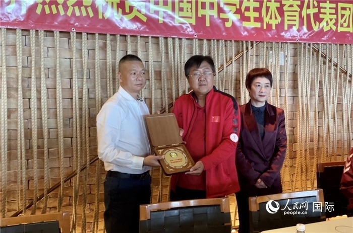 巴西中國和平統(tǒng)一促進會會長王俊曉向中國中學生體育代表團團長劉立新贈送紀念品。人民網(wǎng)記者 宋亦然攝