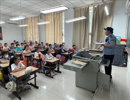 趙超剛在呼家樓中心小學為學生們講法治課。受訪者供圖