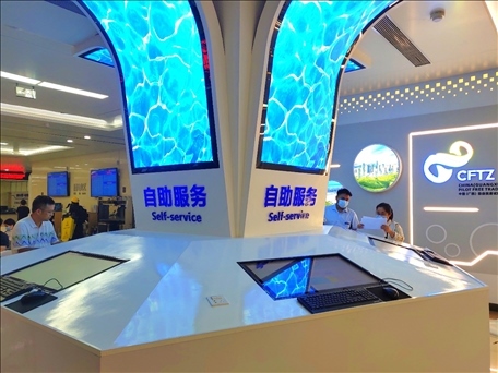 市民在中國（廣西）自由貿(mào)易區(qū)南寧片區(qū)綜合服務大廳辦理業(yè)務。人民網(wǎng) 付華周攝