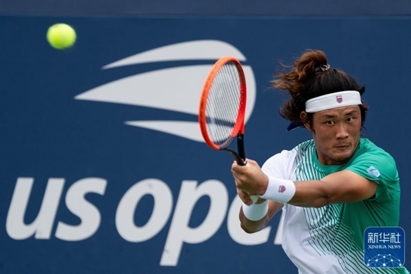 張之臻在比賽中回球。新華社記者 劉杰 攝