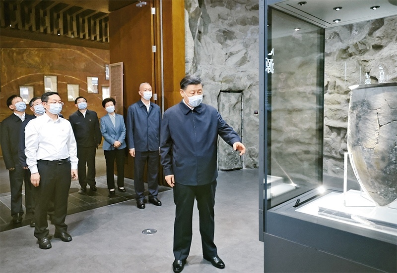 2023年6月2日，中共中央總書(shū)記、國(guó)家主席、中央軍委主席習(xí)近平在北京出席文化傳承發(fā)展座談會(huì)并發(fā)表重要講話。這是座談會(huì)前，習(xí)近平2日下午在中國(guó)歷史研究院考察。 新華社記者 鞠鵬/攝