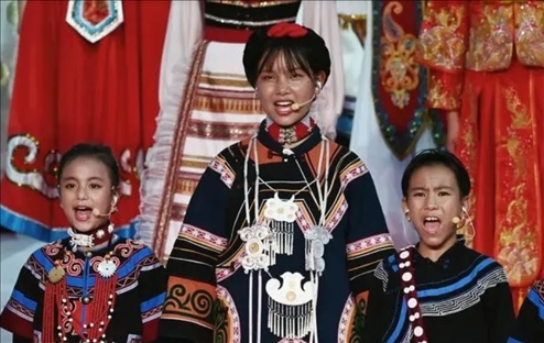 △今年7月，在成都大運(yùn)會開幕式上，從大山深處走來的孩子們，自信地站在舞臺中央，以歌聲表達(dá)對未來的憧憬。