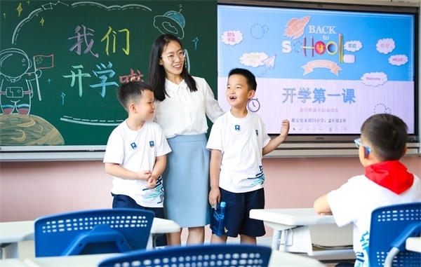 8月30日，雄安史家胡同小學(xué)學(xué)生體驗(yàn)學(xué)校生活。