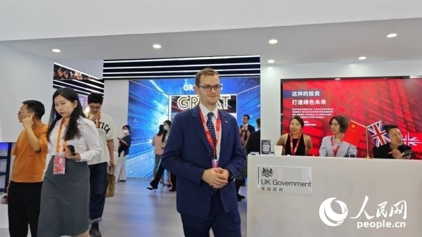 9月2日，英國館館長、英國商業(yè)貿(mào)易部市場推廣主管康鵬接受人民網(wǎng)記者采訪。人民網(wǎng)記者 趙雯博攝