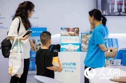 9月2日，觀眾駐足聯(lián)合國兒童基金會展館。圖片由聯(lián)合國兒童基金會提供