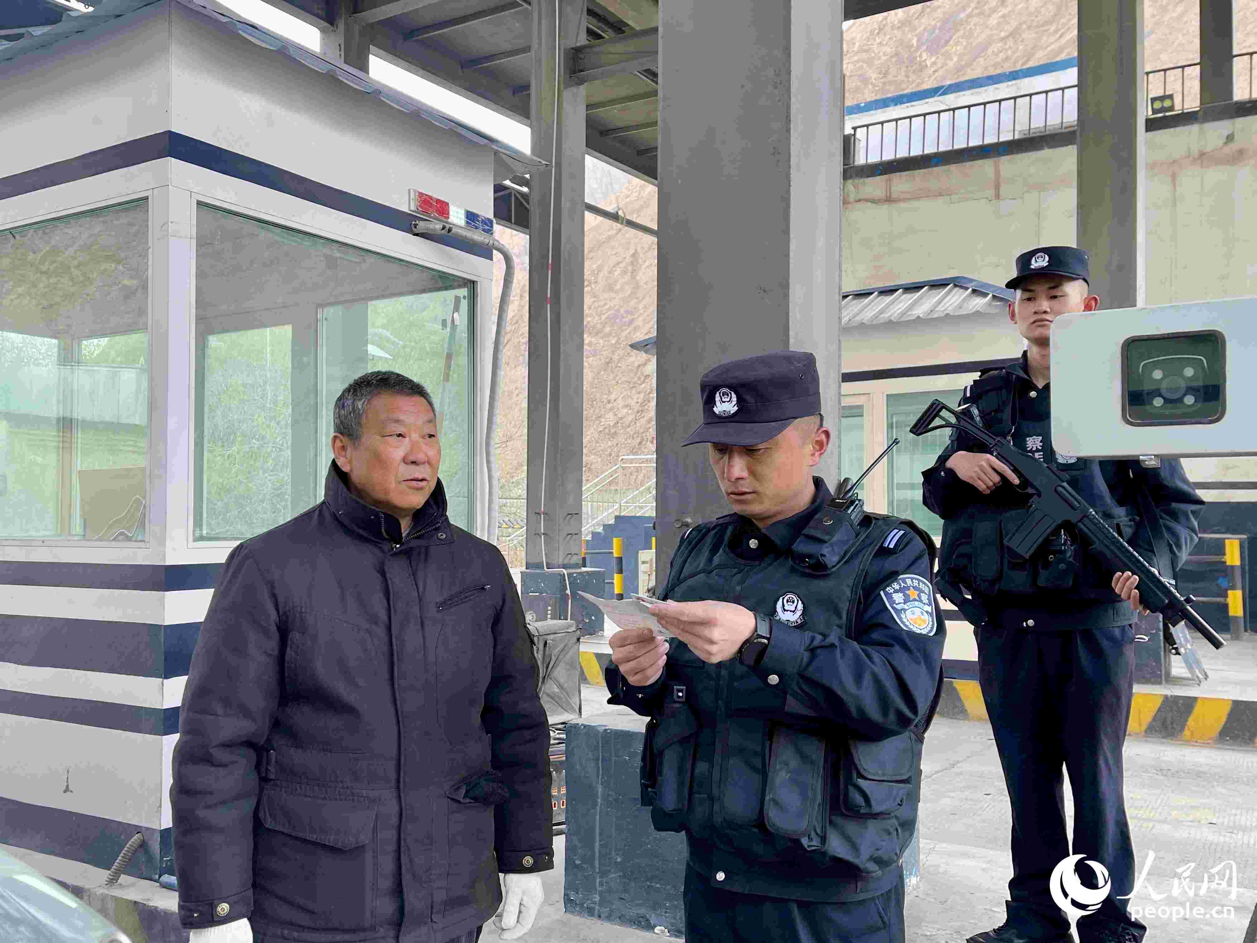 2023年5月10日，在庫地邊境檢查站，陳暢核對進出邊境管理區(qū)人員信息。人民網(wǎng) 周靜圓攝