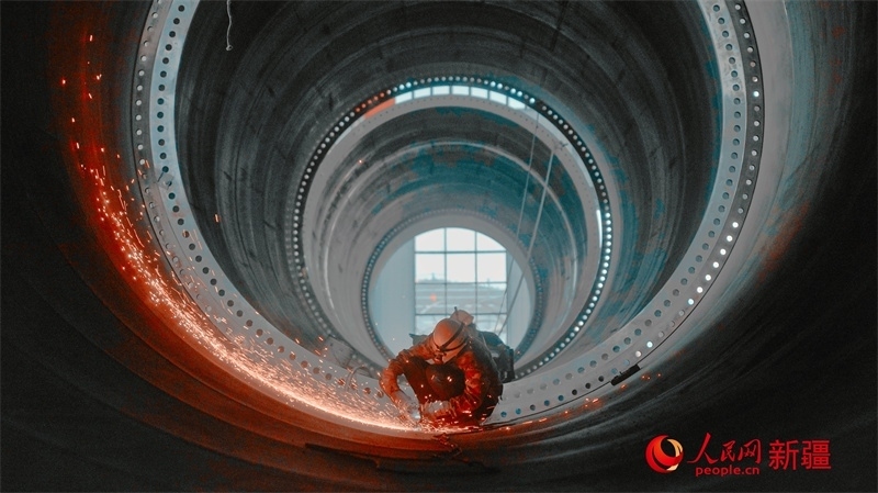 中國水利水電四局（塔城）裝備制造基地，工人們正在開展作業(yè)。 人民網(wǎng) 李欣洋攝