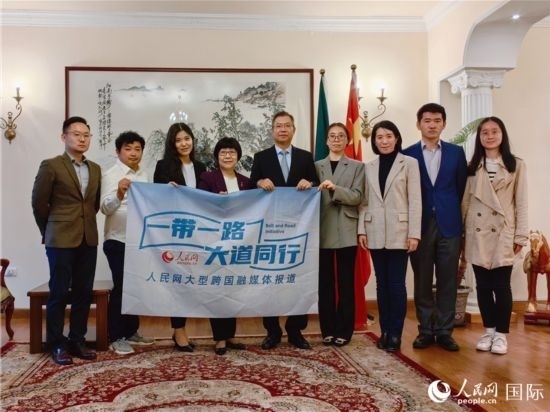 胡長春大使、駐非盟使團工作人員與人民網(wǎng)記者合影。