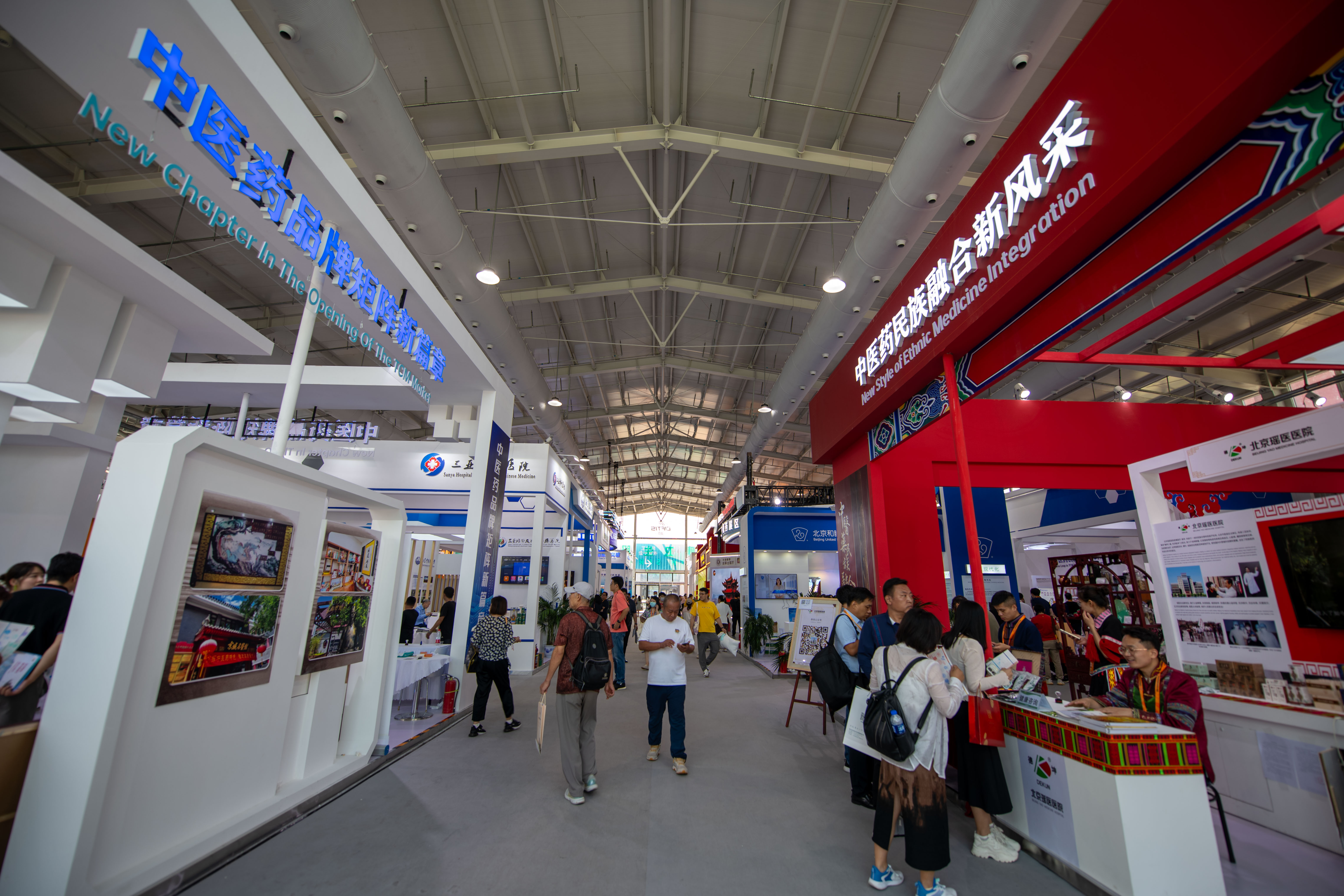 在位于首鋼園的健康衛(wèi)生服務(wù)展區(qū)，觀眾正在參觀。人民網(wǎng)記者 翁奇羽攝