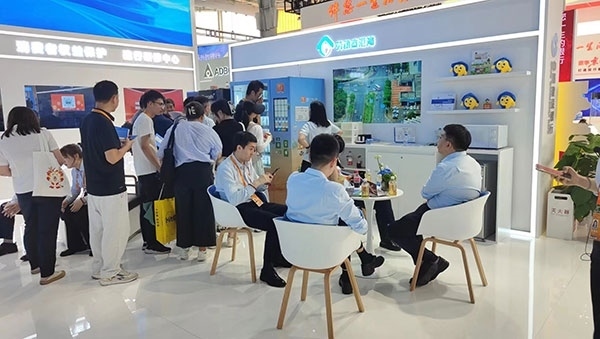 銀行機構(gòu)“勞動者港灣”的服務(wù)理念，吸引觀展群眾上前咨詢。人民網(wǎng)記者 李彤?dāng)z