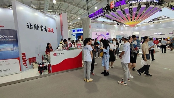 在銀行展臺，“溫度”成為了高頻詞匯。人民網(wǎng)記者 李彤?dāng)z