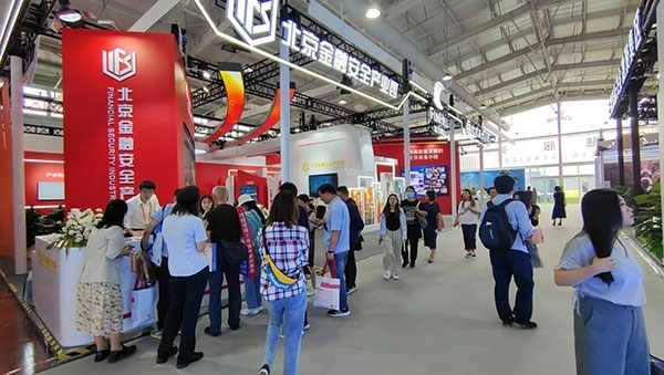 金融安全、投資者教育是金融服務(wù)展區(qū)知識科普的重要展示環(huán)節(jié)。人民網(wǎng)記者 李彤?dāng)z