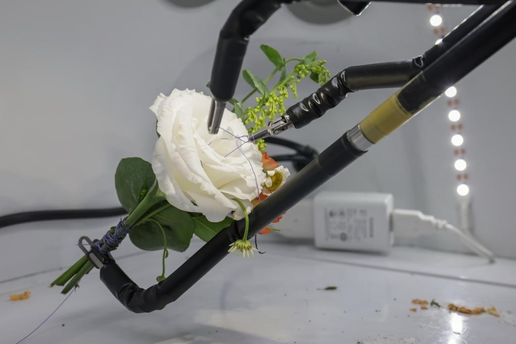 9月4日，在服貿(mào)會首鋼園區(qū)北京友誼醫(yī)院展臺，圖邁單臂腔鏡手術(shù)機(jī)器人用手術(shù)線打結(jié)。新華社記者 張玉薇 攝