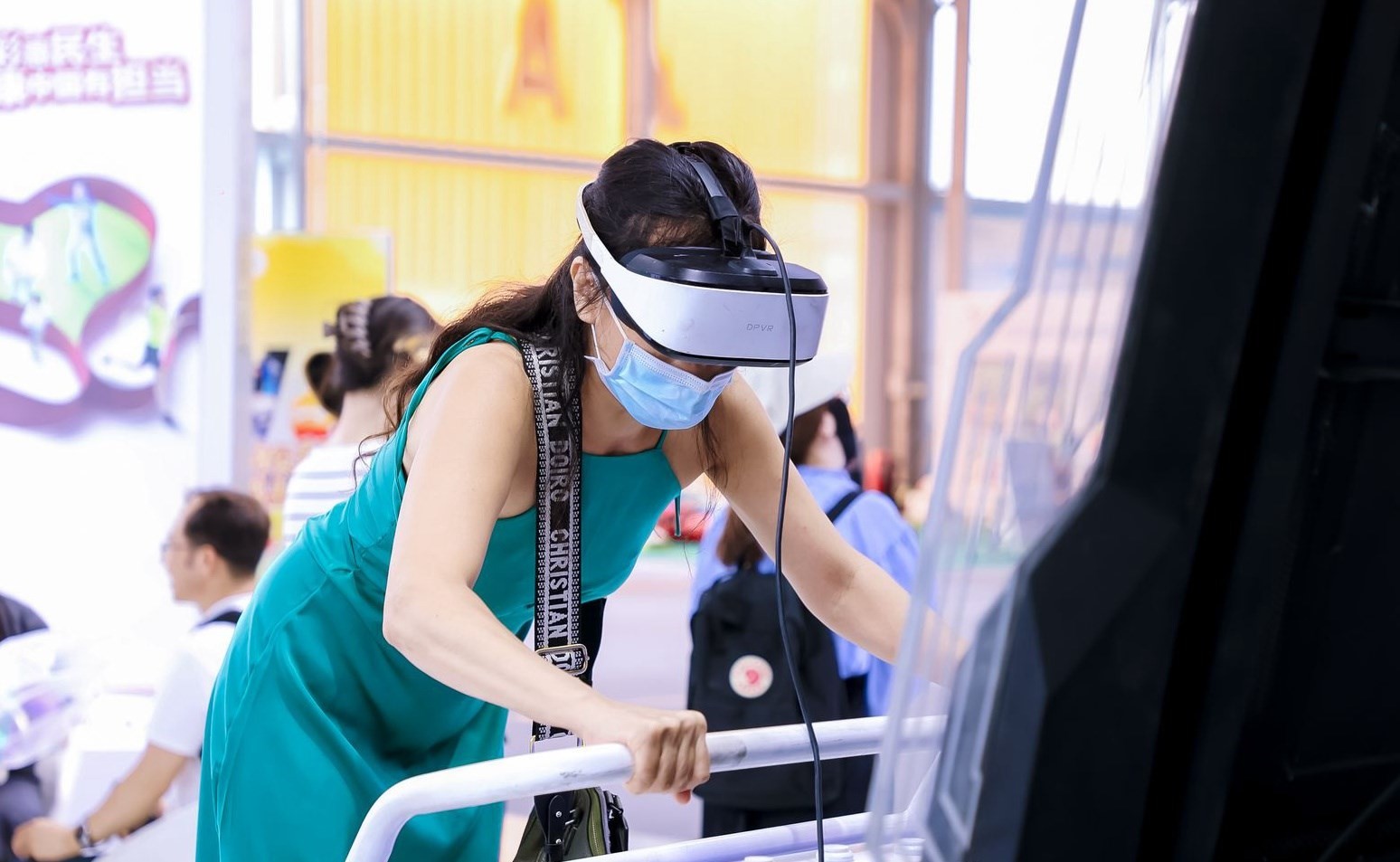 觀眾參與AI體驗(yàn)。圖片來(lái)源：中國(guó)國(guó)際服務(wù)貿(mào)易交易會(huì)