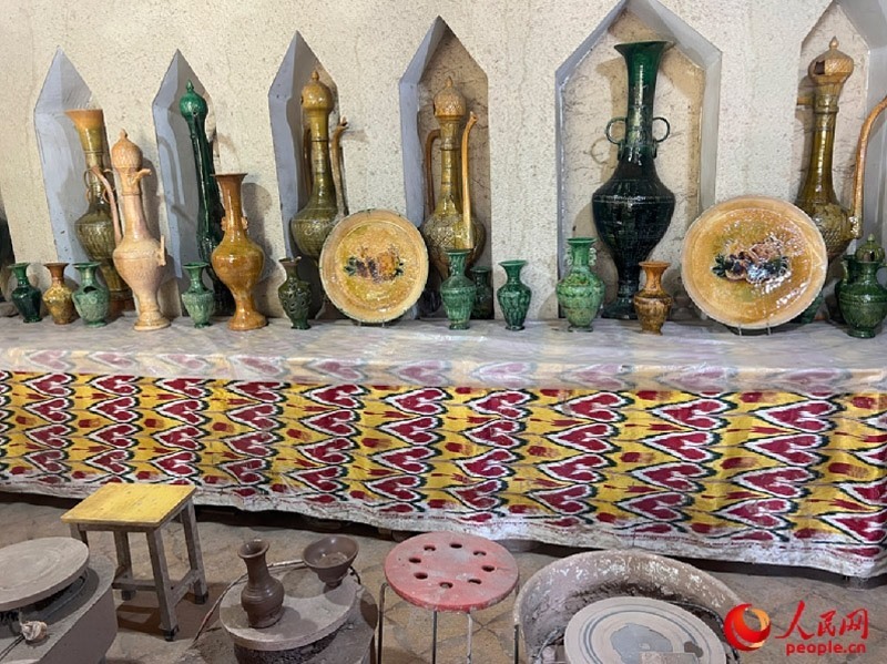 游客制作土陶體驗區(qū)。人民網(wǎng)記者 常雪梅攝