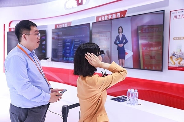 在工商銀行展臺，數(shù)字員工“工曉伴”與觀展游客互動。受訪者供圖