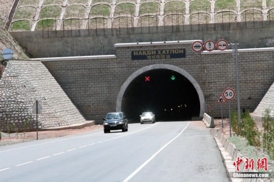 連接塔吉克斯坦南北的重要隧道之一哈特隆隧道由中國(guó)路橋承建，是塔國(guó)南北公路交通的重要干線道路，對(duì)促進(jìn)塔吉克斯坦南北交流和國(guó)民經(jīng)濟(jì)發(fā)展具有重要意義。田冰攝