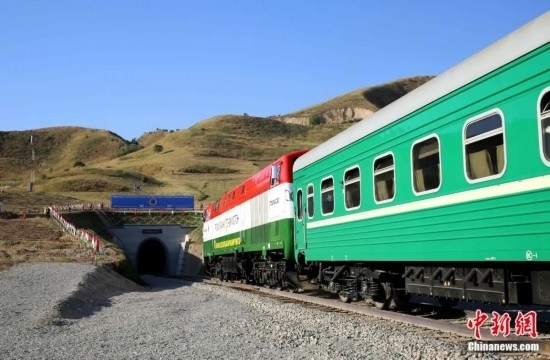 2016年8月24日，塔吉克斯坦“瓦赫達(dá)特-亞灣”鐵路通車。這是絲綢之路經(jīng)濟(jì)帶框架下首個(gè)開(kāi)工并建成的鐵路項(xiàng)目，具標(biāo)志性意義。圖為火車進(jìn)入由中鐵十九局集團(tuán)有限公司承建的隧道。文龍杰 攝