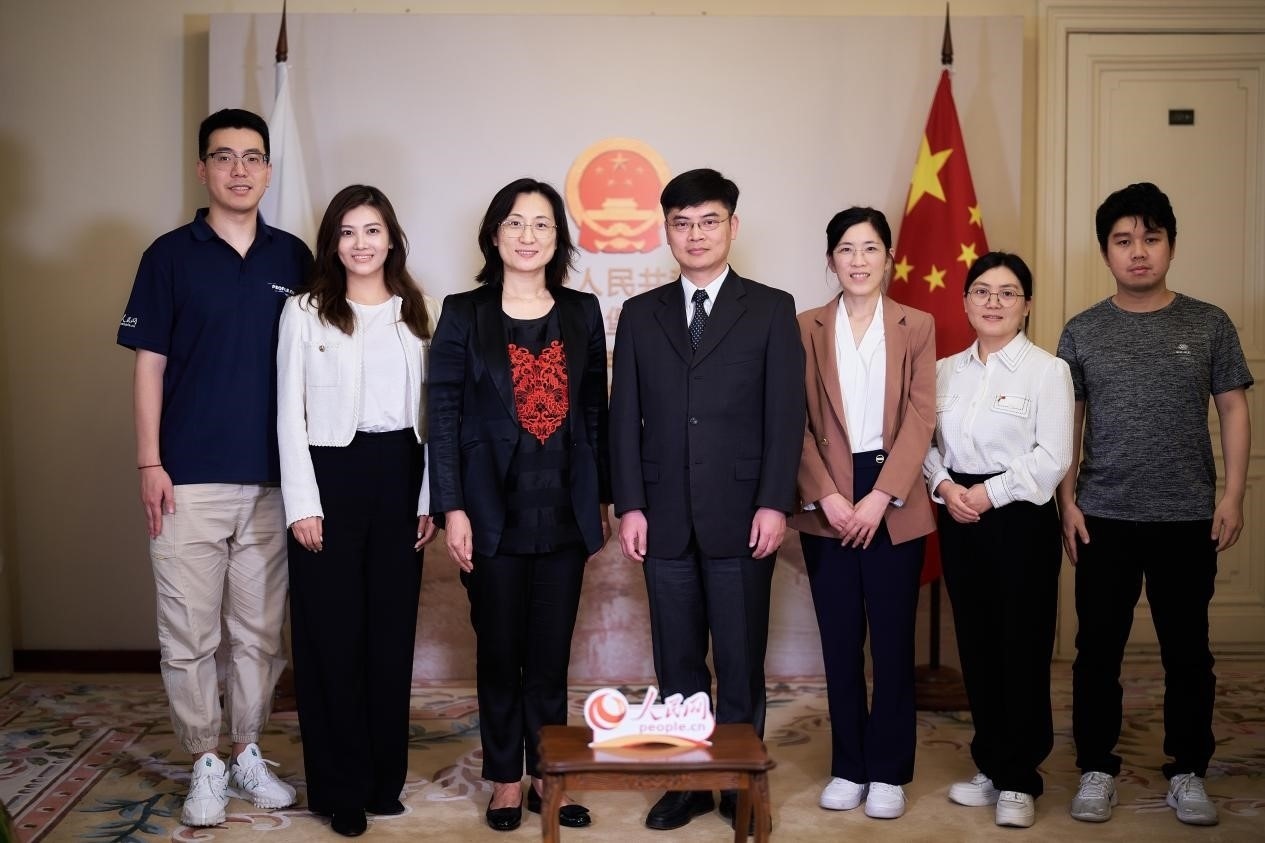 中國(guó)駐圣彼得堡副總領(lǐng)事張曉慶（左四）與人民網(wǎng)記者合影。