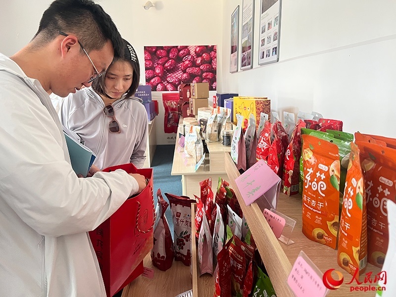 消費(fèi)者在選購(gòu)產(chǎn)品。人民網(wǎng)記者 常雪梅攝