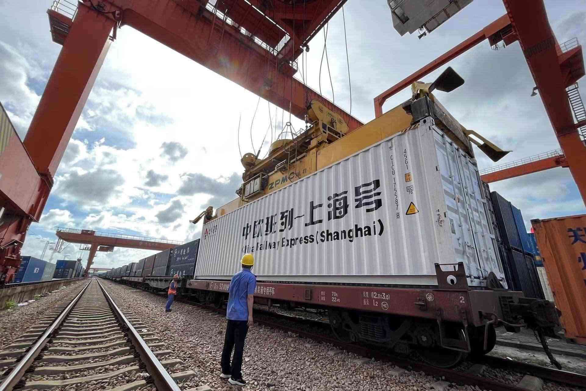 鐵路上海貨運中心閔行站貨場內(nèi)，吊機在貨運員的監(jiān)裝下進(jìn)行裝車落箱作業(yè)。人民網(wǎng) 皇甫萬里攝