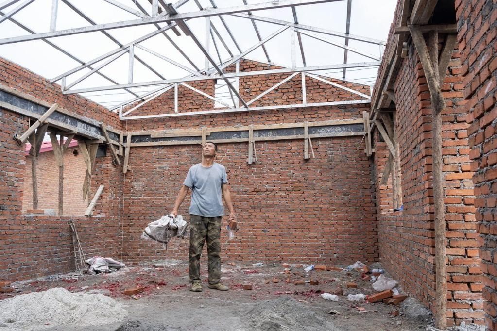 近日，在黑龍江省尚志市老街基鄉(xiāng)基豐村，村民劉環(huán)茂查看新建的房屋。新華社記者 謝劍飛 攝