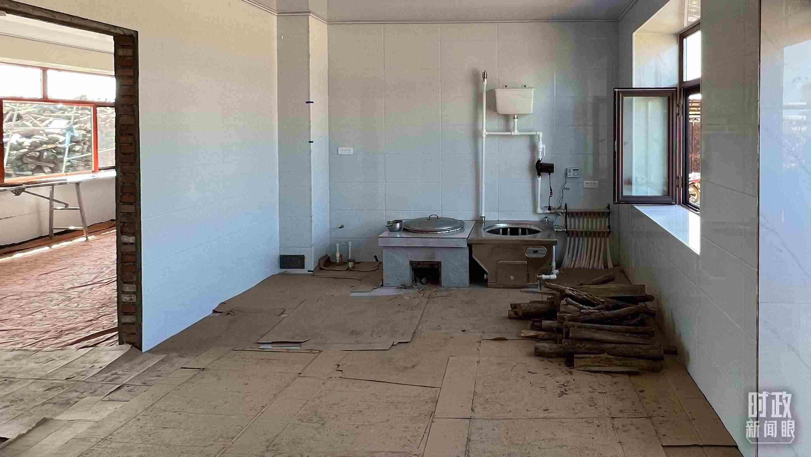 △龍王廟村內(nèi)，受災房屋內(nèi)部正在進行翻修。（總臺央視記者邢彬拍攝）