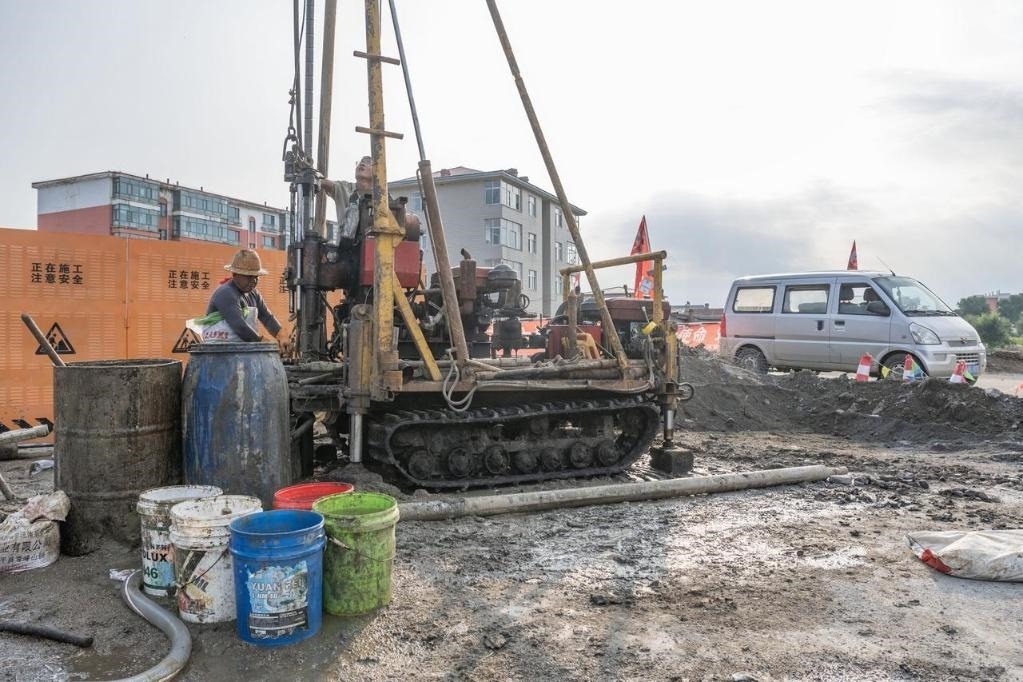 近日，在黑龍江省尚志市老街基鄉(xiāng)，施工人員正在作業(yè)。新華社記者 謝劍飛 攝