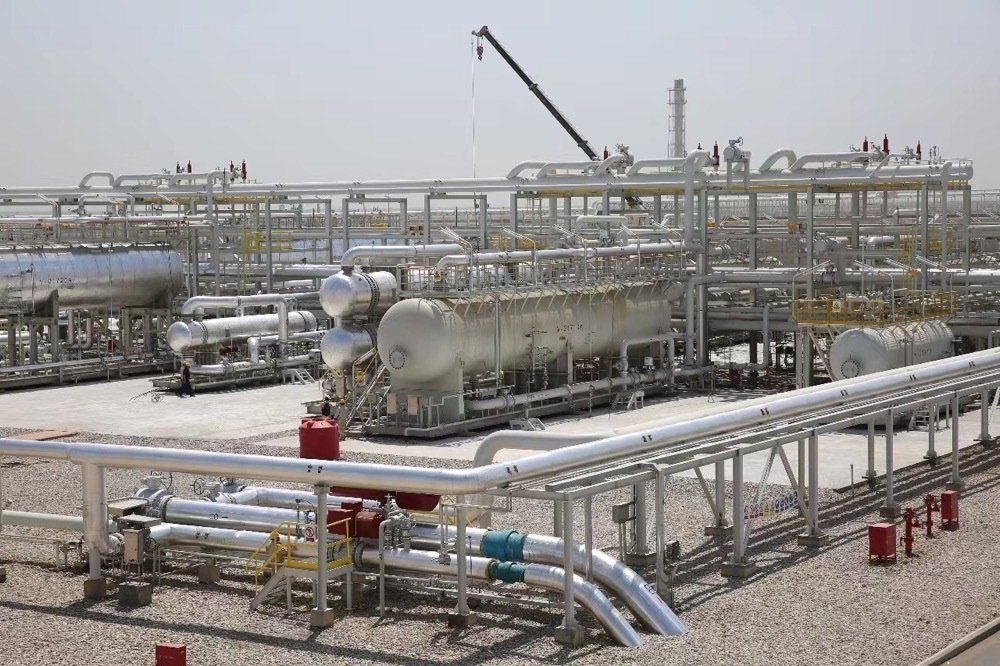 圖為位于伊拉克米桑省阿瑪拉市，由中國石油、道達爾、馬來西亞石油合資建設(shè)的哈法亞油田油氣處理站。中國石油哈法亞公司/供圖